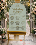 Personalisierter Sitzplan zur Hochzeit auf einer Staffelei zwischen Blumendekoration