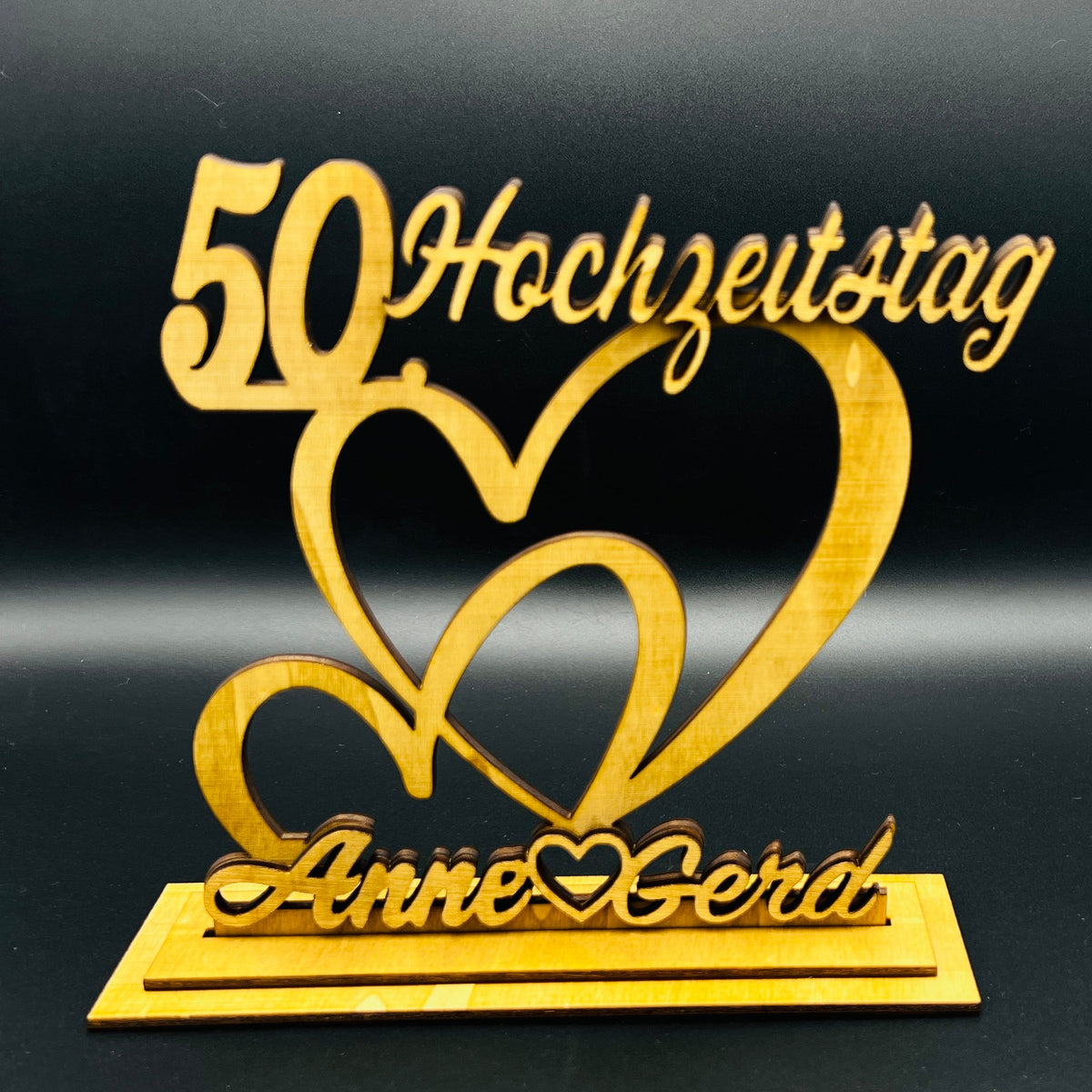 Holzaufsteller zum 50. Hochzeitstag mit ineinander verschlungenen Herzen und Namen Anne und Gerd