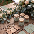 Hochzeits-Gastgeschenke mit gravierten Holzschlüsselanhängern, Kerzengläsern und Geschenkanhängern