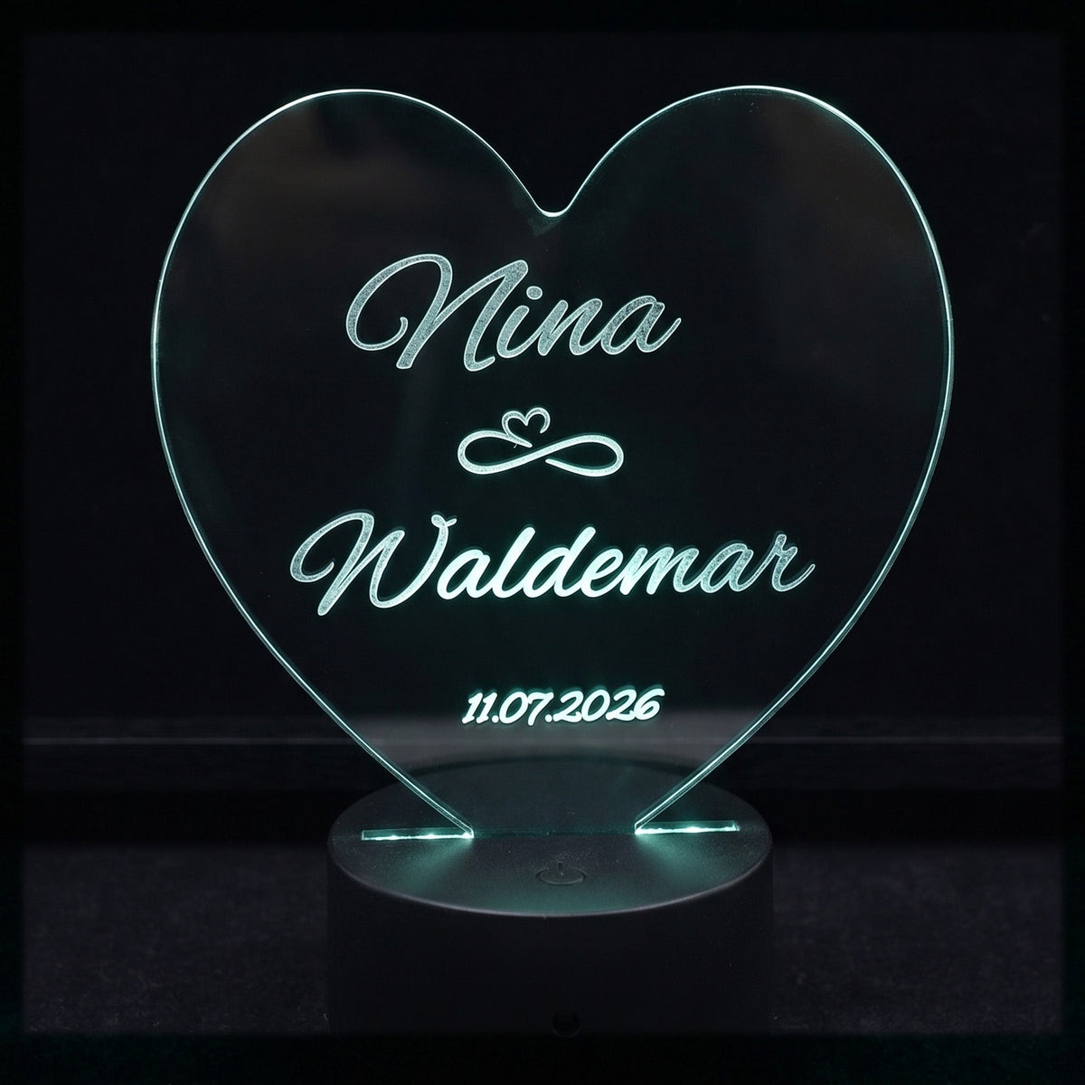 Türkis leuchtende Herzlampe mit Namen Nina und Waldemar, Unendlichkeitszeichen und Datum