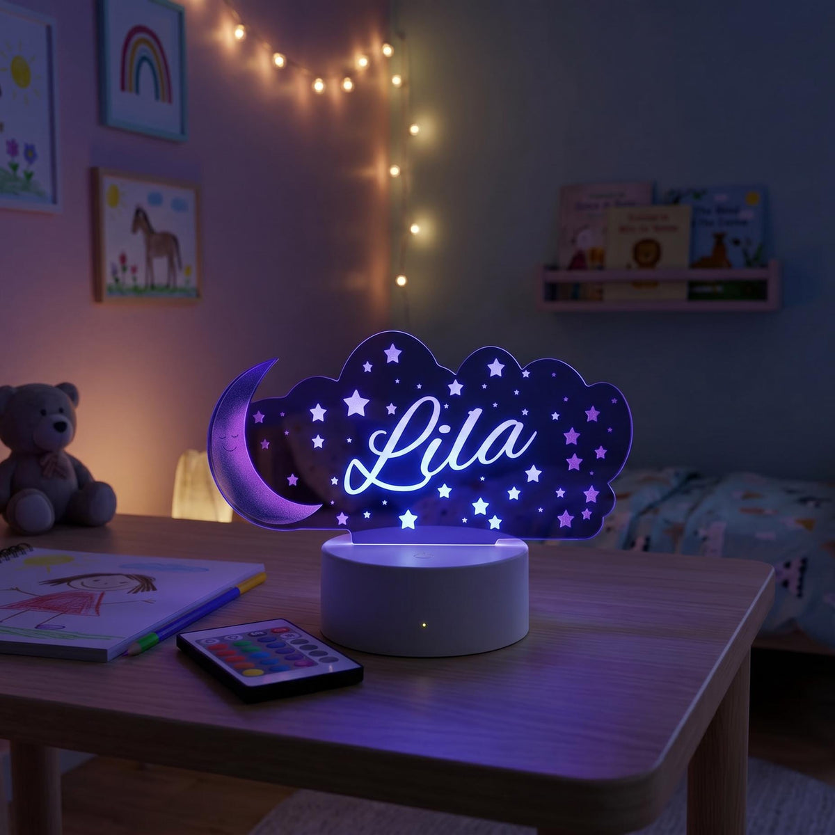 Personalisierte Mond-und-Sterne-Nachtlampe mit Namen Lila und Fernbedienung im Kinderzimmer