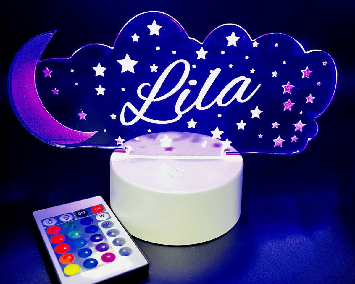 Nahaufnahme einer leuchtenden Mond-und-Sterne-Lampe mit Namen Lila, weißem Sockel und Fernbedienung