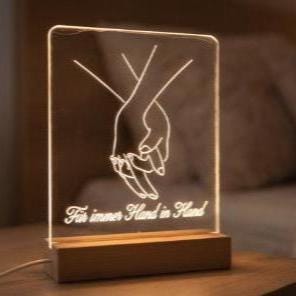 Warmweiß leuchtende LED-Lampe mit Händemotiv und Schriftzug Für immer Hand in Hand